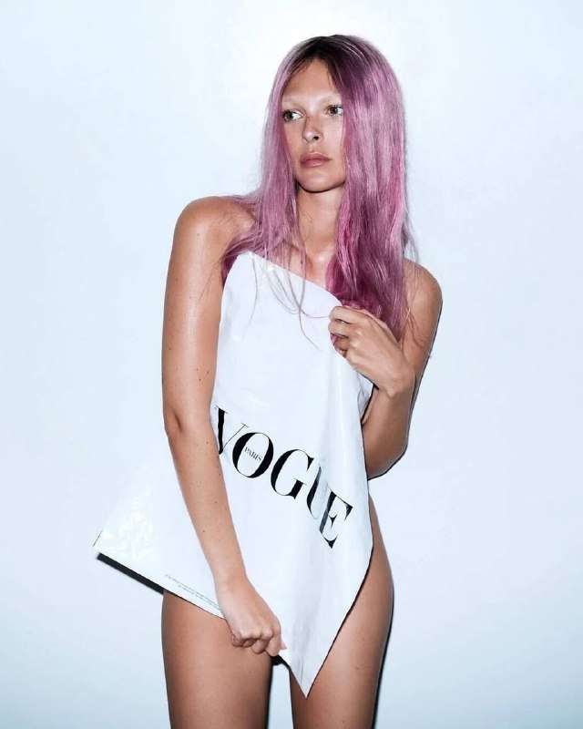 Косметика - Роскошная Виттория Черетти для французского Vogue. Как видим, растрепанные волосы и слегка отросшие корни (хоть и парика) – боль... Виттория Черетти в образе роковой небрежности для Vogue France